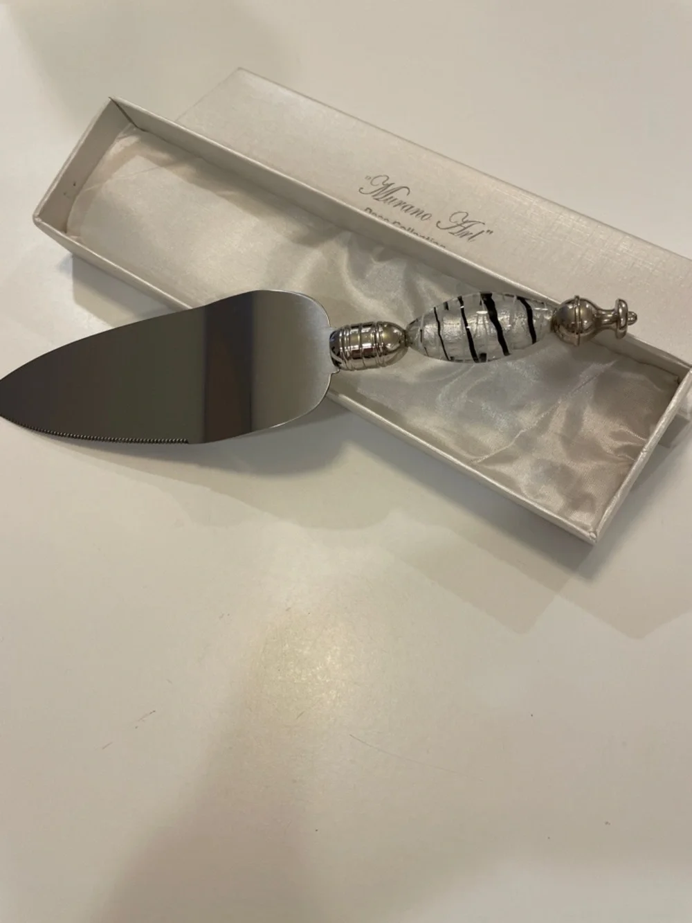NWB. MURANO ART Deco Collection cake/ pie knife. O/S